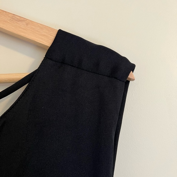 Sexy black dress w open back - Picture 3 of 6